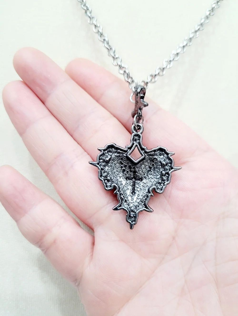 Brand New Silver Tone Gothic Red Heart Cross Necklace - Picture 3 of 9